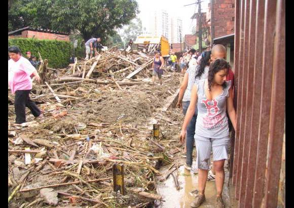 Rodrigo Mart&#237;nez - La empalizada que baj&#243; por la quebrada La Picacha y se acumul&#243; en la carrera 88 con calle 31DA.