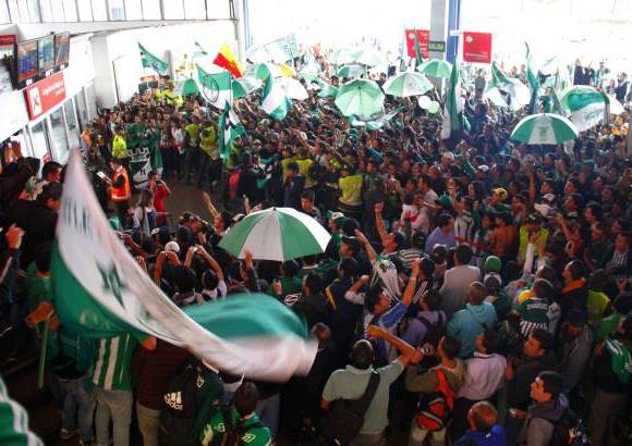 Colprensa - Con banderas, sombrillas, gritos, aplausos y cantos que brindaron cientos de hinchas vestidos de verde, fue recibido el cuadro Atl&#233;tico Nacional en el Puente A&#233;reo de Bogot&#225;.