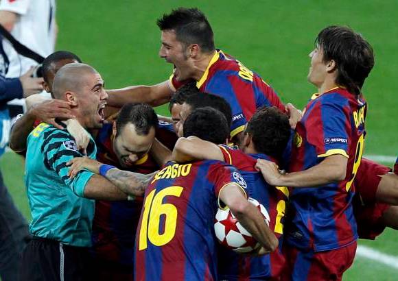 Reuters - Antes del primer gol, Villa en dos ocasiones y el propio Pedro pudieron inaugurar el marcador. Pero la jugada del primer festejo llegó a los 27 minutos y fue una prueba más de las variantes tácticas del Barcelona. Apenas un minuto antes, Guardiola ordenó a Villa y a Pedro intercambiar bandas.