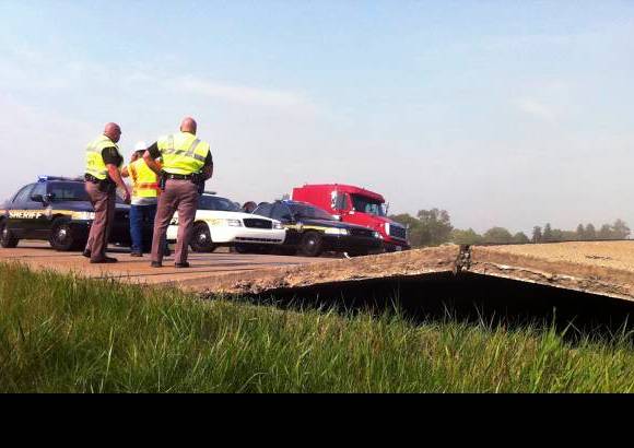 AP - El calor fue tan intenso en el suroeste de Michigan que se ondul&#243; el pavimento.