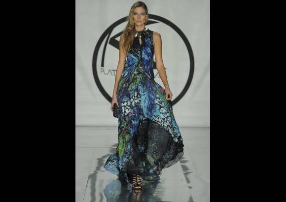 - Los vestidos y sus cortes asim&#233;tricos conjugaron a la perfecci&#243;n con accesorios ba&#241;ados en plomo y botas caladas.