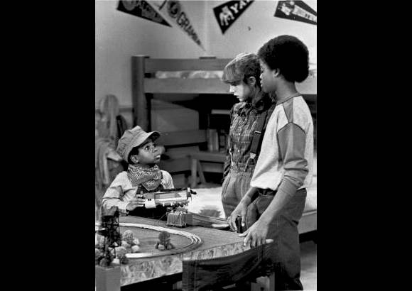 AP - En esta foto tomada en 1980 aparece Gary Coleman con Dana Plato, en la serie Blanco y Negro, donde interpretaban a Arnold y Kimberly.