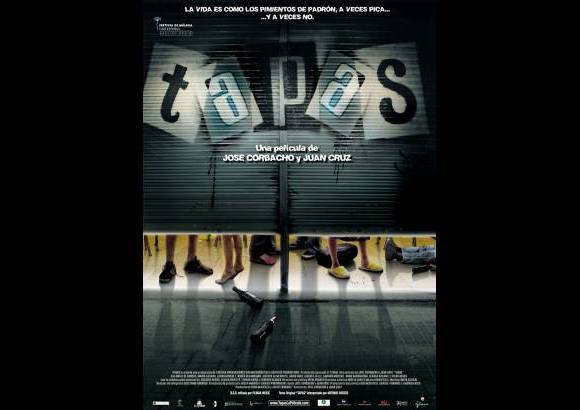 Retrospectiva Óperas Primas: Tapas - Directores: José Corbacho y Juan Cruz. Sinopsis: En el verano siete vidas se entrelazan entre sus temores, celos, desamores y talentos. Los protagonistas: un dueño de un bar, un grupo de jóvenes, una alma solitaria y una pareja de ancianos.