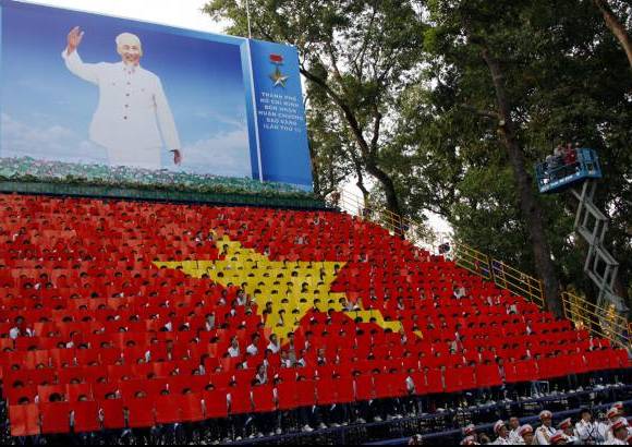 AP - Un retrato gigante de Ho Chi Minh encabez&#243; la marcha.