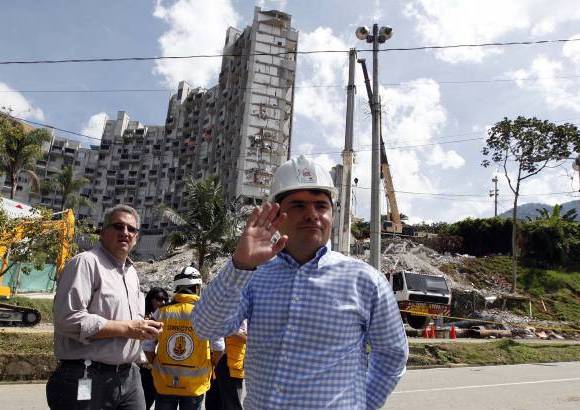 Manuel Saldarriaga - El ministro de vivienda Luis Felipe Henao visit&#243; este viernes la zona de la tragedia.