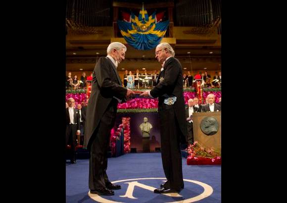 Reuters - El peruano Mario Vargas Llosa recibi&#243; el Premio Nobel de Literatura de 2010. Fue el cuarto en recibir el galard&#243;n, despu&#233;s de que fueron entregados los de F&#237;sica, Qu&#237;mica y Medicina, y antes del Premio Nobel de Econom&#237;a.