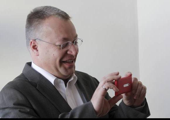 Reuters - Nokia presentó un nuevo teléfono avanzado más barato que usa el software Windows Phone de Microsoft, poniéndose como objetivo un nuevo rango en la categoría.