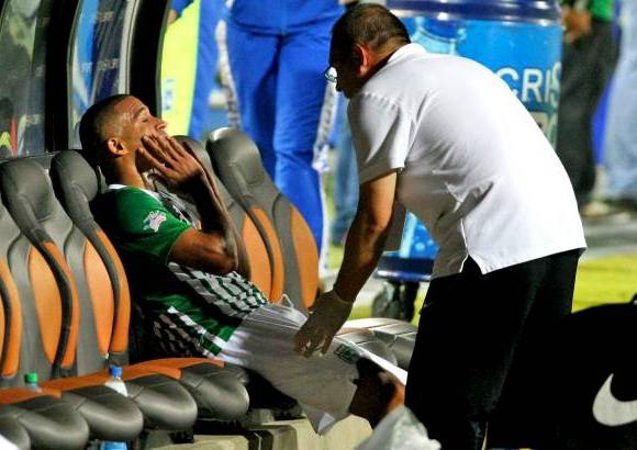 JUAN ANTONIO S&#193;NCHEZ - Macnelly Torres tambi&#233;n tuvo que ser sustituido por un tir&#243;n en el minuto 29 del segundo tiempo.