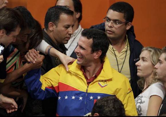 AP - Capriles anunció que mientras tenga vida no se rendirá y que los más de seis millones de venezolanos que votaron por él "no están solos".
