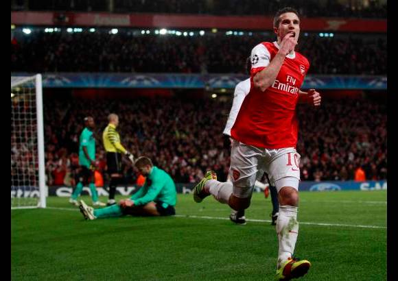 Reuters - La celebraci&#243;n de Van Persie y los lamentos del equipo espa&#241;ol en en el Emirates Stadium, de Londres, ante 60.000 espectadores, que llenaron el estadio. 3.000 aficionados del Barcelona acompa&#241;aron a su equipo.