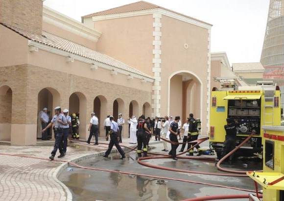 Reuters - El complejo comercial est&#225; situado a 10 kil&#243;metros del centro de Doha, pero las nubes de humo que se levantaron a causa del incendio pueden verse desde zonas alejadas de la ciudad.