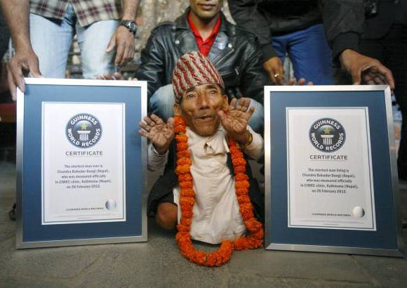 Reuters - Chandra Bahadur Dangi, de 72 a&#241;os, fue anunciado como hombre m&#225;s peque&#241;o del mundo por el Guinness World Records. Dangi mide 54.6 cent&#237;metros y super&#243; a el exposeedor del r&#233;cord que mide 60 cent&#237;metros.