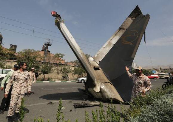 AFP - Partes del avi&#243;n que se estrell&#243; cerca al aeropuerto de Mehrabad en Iran.