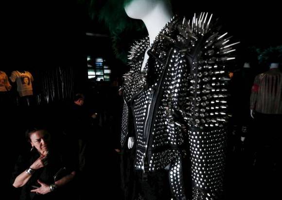 Reuters - La muestra pretende mostrar cómo la estética punk impactó en diseñadores como John Galliano o Alexander McQueen, entre otros.