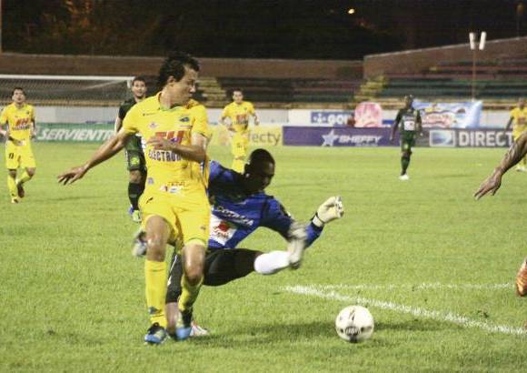 Colprensa - El Atl&#233;tico Huila sum&#243; un punto importante en un partido bien complicado para el t&#233;cnico N&#233;stor Otero, quien al final se conform&#243; con el empate.