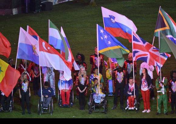 Reuters - Tras la interpretación del himno británico y la entrada de los abanderados de todos los países al estadio dio comienzo la fase más espectacular de la ceremonia con unas gigantes máquinas de estética steampunk invadiendo el estadio.