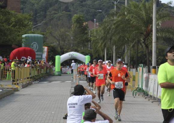 Esteban Jaramillo y Sebasti&#225;n Salazar - M&#225;s de 10 mil competidores se dieron cita en esta hist&#243;rica cita deportiva que se corr&#237;a en las modalidades de 5, 10, 21 y 42 kil&#243;metros.