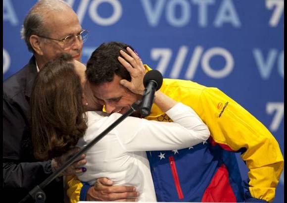 AP - Mónica Radonski, la mamá del candidato opositor abrazó a su hijo después de que este reconociera su derrota en la urnas.