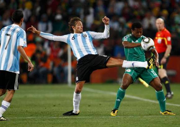 Reuters - Gabriel Heinze metió un gol madrugador y a Lionel Messi le sacaron varios, en un auspicioso debut de Argentina.
