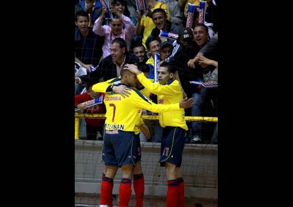Colprensa - Impresion&#243; bastante el trabajo hecho por todo el equipo nacional, sin embargo, quienes m&#225;s se robaron los aplausos fueron Pinilla, Celis y Estup&#237;&#241;&#225;n, quienes hicieron valer su veteran&#237;a y con base en su f&#250;tbol permitieron que Colombia fuera casi due&#241;o &#250;nico de las acciones y el marcador.