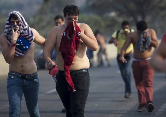 Federico Ríos Escobar - Caracas amaneció el lunes en aparente tranquilidad, aunque en las calles había una notable presencia de vehículos blindados militares y agentes antimotines en medio un duro intercambio de reclamos entre el opositor Henrique Capriles y voceros del presidente encargado Nicolás Maduro.
