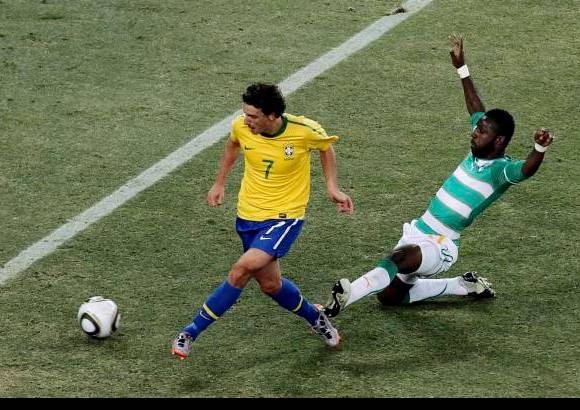 Reuters - Elano no fall&#243; y aument&#243; la ventaja con un toque de primera y esquinado en el &#225;rea tras un centro de Kak&#225;, quien hab&#237;a llegado hasta el fondo por la izquierda.