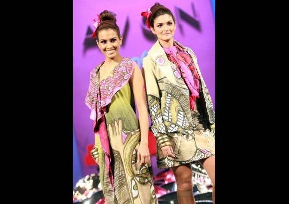 Colprensa-Raúl Palacios - Los diseñadores, actores, actrices y presentadores de la televisión nacional se comprometieron una vez con la lucha contra el cáncer de seno.