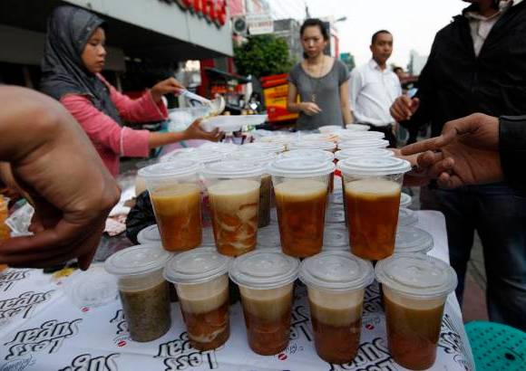 Reuters - En el Líbano, aunque las autoridades han pedido congelar los precios de los alimentos, desde comienzos de esta semana se ha notado el alza del valor de los productos, sobre todo de la verdura y la fruta.