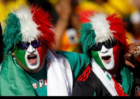 Reuters - Mucho color y sabor en las tribunas del Soccer City.