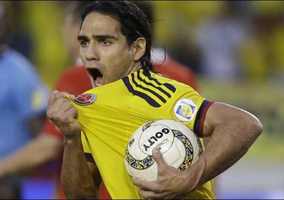 AP - La selecci&#243;n colombiana de f&#250;tbol, asegur&#243; este viernes por anticipado su clasificaci&#243;n al Mundial de Brasil 2014 al empatar 3-3 en un angustioso partido ante Chile, con lo que consigue regresar, despu&#233;s de 16 a&#241;os, a la cita m&#225;s importante del f&#250;tbol orbital.