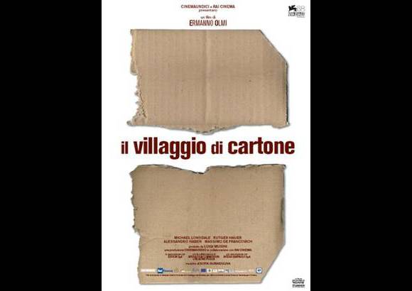 Il villaggio di cartone (The cardboard village) - Un sacerdote asiste impotente a la descongregaci&#243;n de su parroquia, cerrada para siempre al p&#250;blico. La misma tarde, un grupo de inmigrantes clandestinos se refugia en el establecimiento. El sacerdote decide concederles asilo y protegerlos. El cura se entregar&#225; a los indigentes hasta el sacrificio supremo.