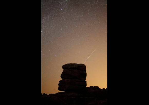Reuters - As&#237; se vio la lluvia de estrellas en el cielo nocturno de El Torcal, en Antequera, cerca de M&#225;laga en Espa&#241;a.
