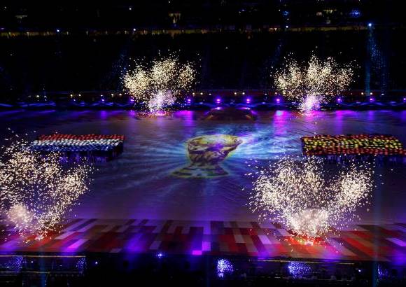 Reuters - Hacia el final del espect&#225;culo, que comenz&#243; con los vuelos acrob&#225;ticos de aviones de las Fuerzas A&#233;reas de Sud&#225;frica, cientos de personas salieron al centro del Soccer City para formar las banderas, luminosas de Espa&#241;a y de Holanda, los dos finalistas del Mundial.