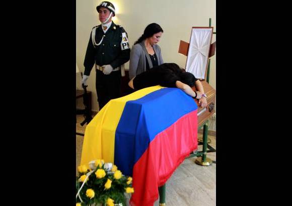 Colprensa-Ra&#250;l Palacios - Nataly, la pareja sentimental del soldado William Giovanni Dom&#237;nguez, ha estado inconsolable.