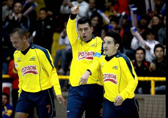 Colprensa - Lo que en el previo hab&#237;a sido espectacularidad y brillantez, al darse el pitazo inicial fue un delirio de juego donde el capit&#225;n de Colombia, Jhon Pinilla, fue el encargado de dirigir la orquesta, de tocar r&#225;pido el bal&#243;n a sus compa&#241;eros mientras que los dem&#225;s tricolores, con movilidad y r&#225;pido desempe&#241;o, fueron acabando de a poco con los ecuatorianos.