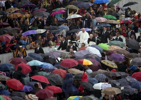 AP - Mientras recorría la plaza en un vehículo abierto, el papa no llevaba paraguas ni otro objeto que lo cubriera en su trayecto.