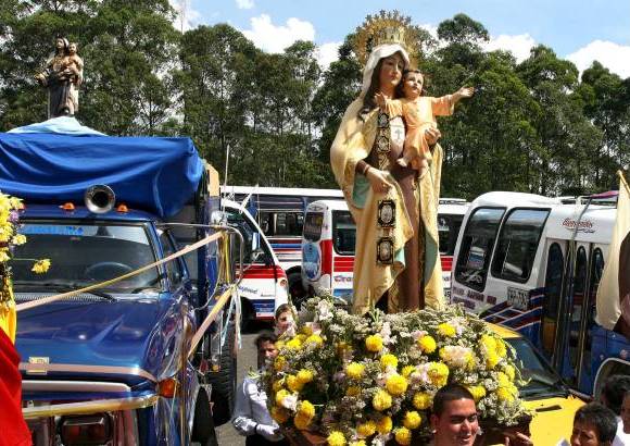 Juan Antonio S&#225;nchez - Con mucha fe los conductores rinden cada a&#241;o tributo a la Virgen del Carmen.