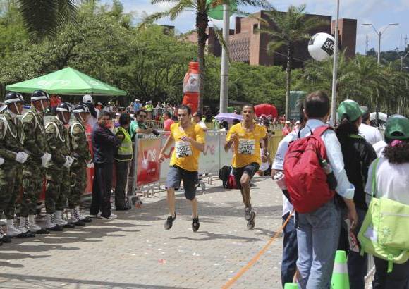 Esteban Jaramillo y Sebastián Salazar - Más de 10 mil competidores se dieron cita en esta histórica cita deportiva que se corría en las modalidades de 5, 10, 21 y 42 kilómetros.