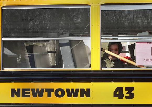 Reuters - Cientos de menores que escaparon el mes pasado a un terrible ataque en una escuela primaria en Newtown, Connecticut, han vuelto a sus aulas por primera vez desde que un hombre armado mató a 20 de sus compañeros y a seis miembros del plantel.