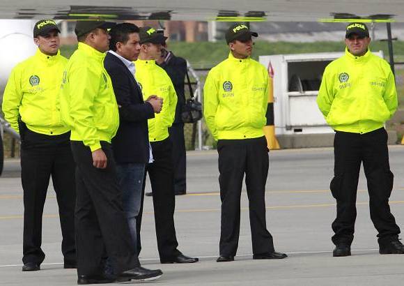 Colprensa - En un avi&#243;n de la DEA fue traslado a Estados Unidos, este jueves por la ma&#241;ana, Camilo Torres Mart&#237;nez, alias &quot;Fritanga&quot;, junto a otras seis personas para que respondan ante una Corte Federal de La Florida por el delito de narcotr&#225;fico.