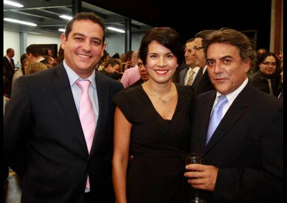 Edwin Bustamante Restrepo - El gerente de la Fábrica de Licores de Antioquia, Andrés Isaza, con Juliana Vélez y Pedro Miguel Estrada.