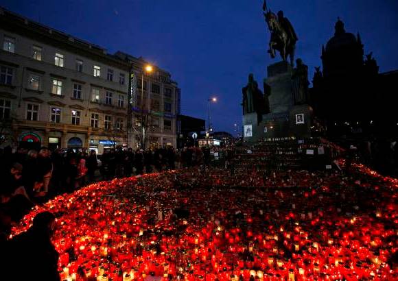 Reuters - Un grupo de intelectuales y artistas solicitó que el aeropuerto internacional de Praga-Ruzyne pase a llamarse Aeropuerto Vaclav Havel, en parte porque en la cercana prisión de Ruzyne estuvo encarcelado durante sus años de disidencia al comunismo.