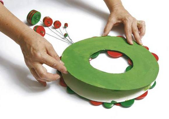 Cubrir - Para terminar, cubrir la parte posterior con la otra corona elaborada en el paso 1. Pintarla de verde.