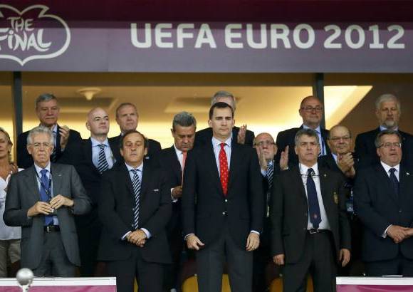 Reuters - En el palco central el pr&#237;ncipe espa&#241;ol, Felipe de Borb&#243;n, junto a Michel Platini, presidente de la Uefa.
