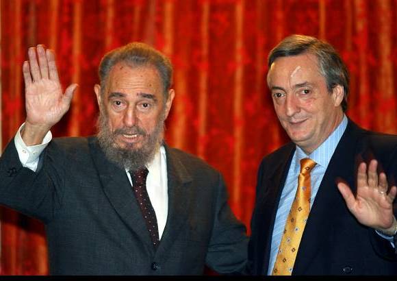 AP - Los entonces presidentes N&#233;stor Kirchner y Fidel Castro en una reuni&#243;n en la Casa Rosada, el 26 de mayo de 2003.
