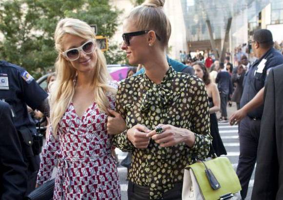 Reuters - Paris Hilton y su hermana Nicky Hilton acuden a la Semana de la Moda de Nueva York.