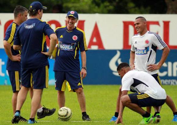 COLPRENSA - La Selecci&#243;n Colombia de F&#250;tbol de Mayores cumpli&#243; el lunes con el primer entrenamiento de preparaci&#243;n para el juego del pr&#243;ximo viernes contra Chile en Barranquilla.