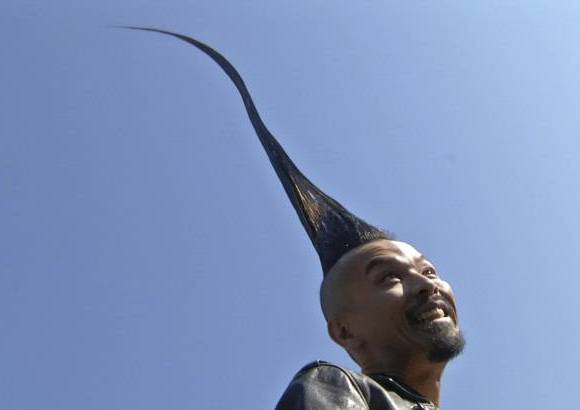 AP - Kazuhiro Watanabe, de 40 a&#241;os, mostr&#243; su peinado, que alcanza una altura de un metro con 12 cent&#237;metros, en un parque neoyorquino, y afirm&#243; que se dej&#243; crecer el cabello durante 15 a&#241;os.