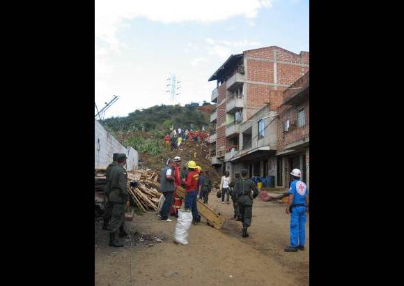 Wilson Díaz - Un deslizamiento de tierra sepultó por lo menos 12 casas de este municipio.