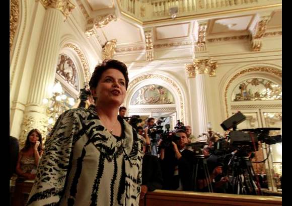 Reuters - Dilma Rousseff no escatim&#243; elogios para el desaparecido expresidente N&#233;stor Kirchner, esposo de Cristina Fern&#225;ndez y secretario de Unasur.